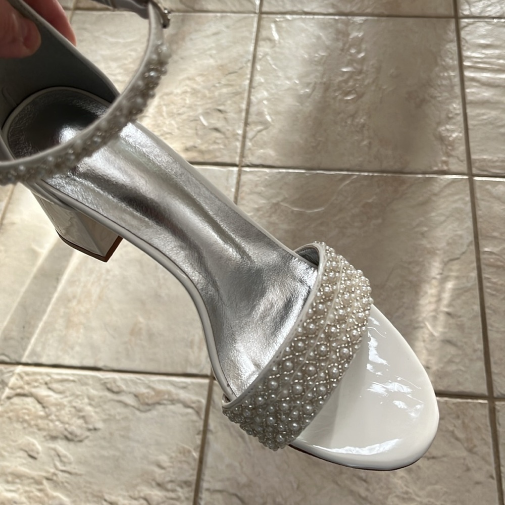 Embellished “pearl like” front strap off white patent sandals. - Picture 5 of 5